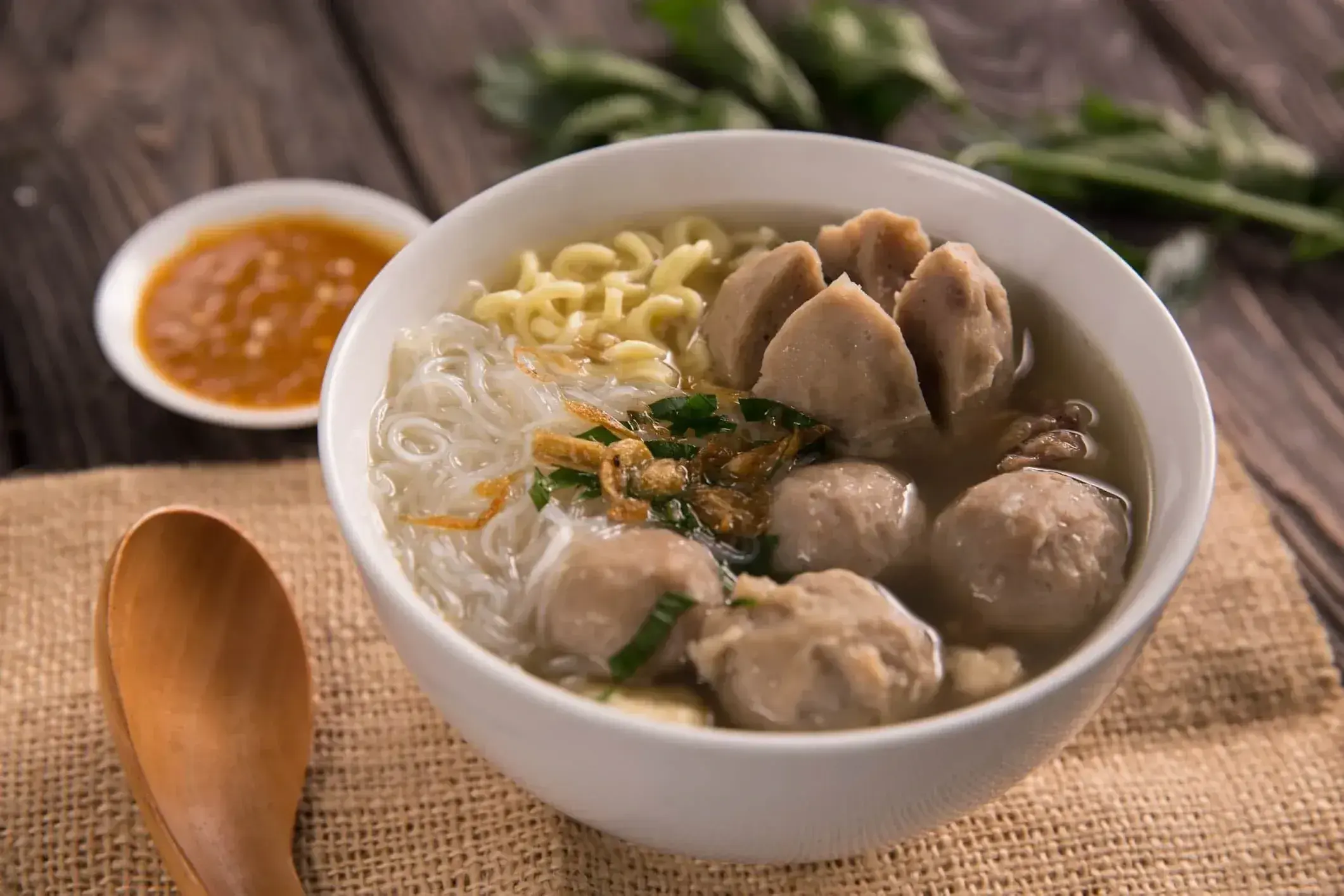 Albóndigas de cerdo y sopa de cangrejo, estilo Baksoimage